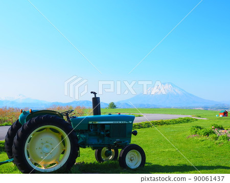 北海道羊蹄山的壯麗景色和綠色拖拉機風景 北海道羊蹄山的壯麗景色和綠色拖拉機風景 90061437