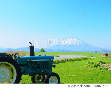 Superb view of Hokkaido Mt. Yotei and green tractor scenery 90061452
