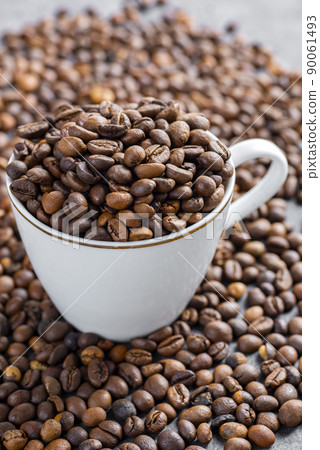 Coffee beans and cup 90061493