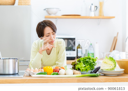 中年婦女在廚房裡擔心 90061813