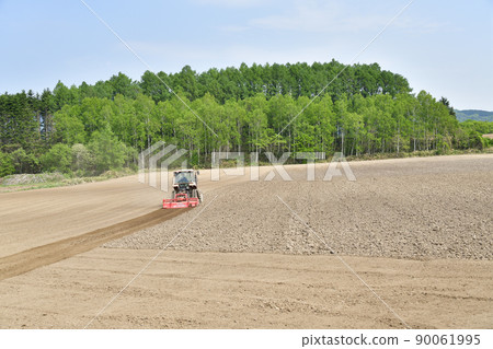 初夏北海道淺草町耕田作業現場拍照 90061995