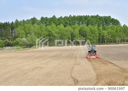 初夏北海道淺草町耕田作業現場拍照 90061997