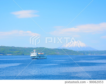 Superb view of Hokkaido Lake Toya and sightseeing boat 90062053