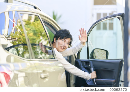 Men opening the car door Men opening the car door 90062270