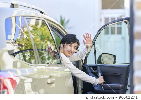 男子打開車門 90062271