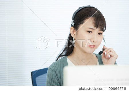 女人穿著收入 90064756