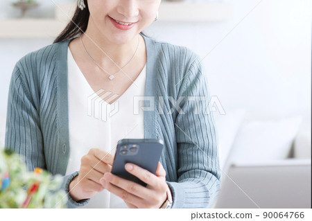 操作手機的女人 90064766