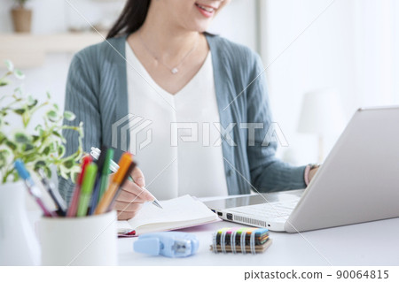 A woman who operates a personal computer at home A woman who operates a personal computer at home 90064815