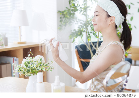 女人噴灑乳液 90064879