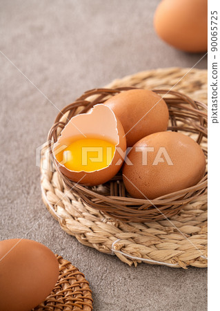 雞蛋 蛋 棕色 咖啡色 灰色 Egg in plate 卵 生たまご 90065725