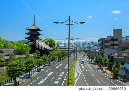 Kyoto drive in early summer Kyoto drive in early summer 90066050
