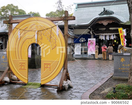 Yotsuyama Shrine's Fukusen 5-yen coin "Goen Kuguri" Festival (Arao City, Kumamoto Prefecture) Yotsuyama Shrine's Fukusen 5-yen coin "Goen Kuguri" Festival (Arao City, Kumamoto Prefecture) 90066502