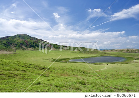 View of Kusasenri-gahama (Akamizu, Aso City, Kumamoto Prefecture) 90066671