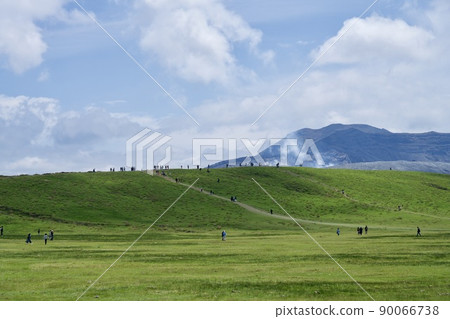 View of Kusasenri-gahama (Akamizu, Aso City, Kumamoto Prefecture) 90066738