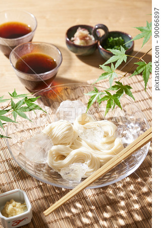 盛在玻璃碗中的素面 90066897