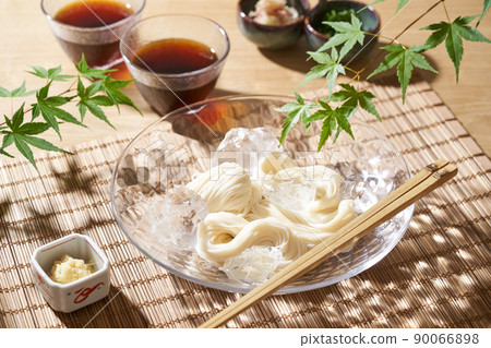 Somen served in a glass bowl 90066898