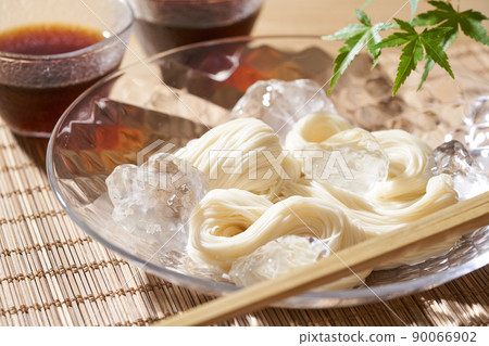 Somen served in a glass bowl 90066902