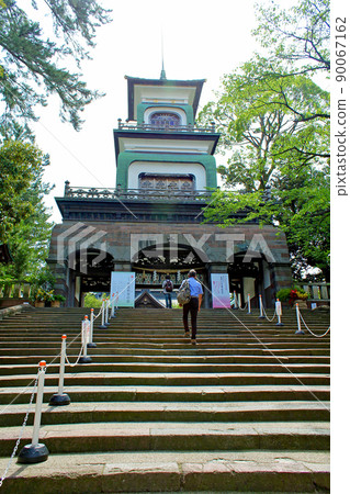 [Ishikawa] The gate of Oyama Shrine looking up from the approach to Kanazawa in early summer 90067162