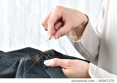 刺繡婦女的手 90067270