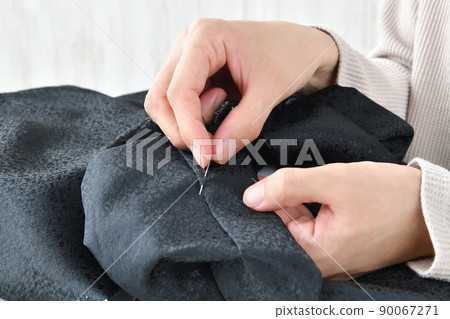 刺繡婦女的手 刺繡婦女的手 90067271