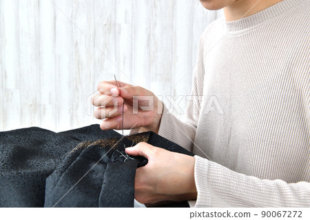 刺繡婦女的手 90067272