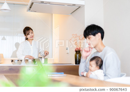 爸爸帶著孩子使用電腦 爸爸帶著孩子使用電腦 90067643
