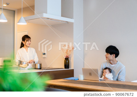 爸爸帶著孩子使用電腦 爸爸帶著孩子使用電腦 90067672