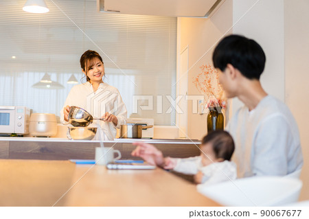 Daddy using a computer with a baby Daddy using a computer with a baby 90067677