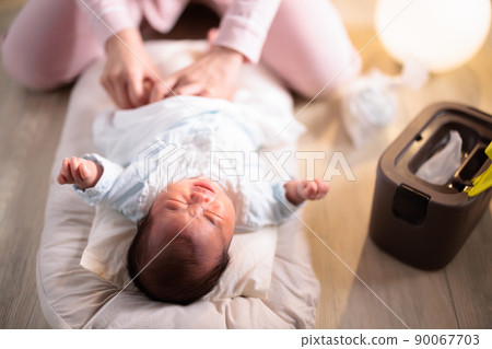 寶寶晚上換尿布，換尿布，江恩哭，紙尿布，1個月大 90067703