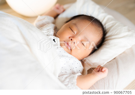 Baby sleeping with both arms raised at night Banzai sleeping 90067705