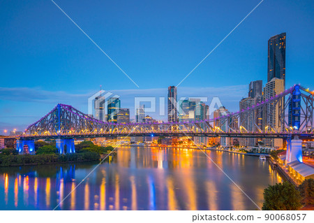 Brisbane city skyline and Brisbane river at twilight 90068057
