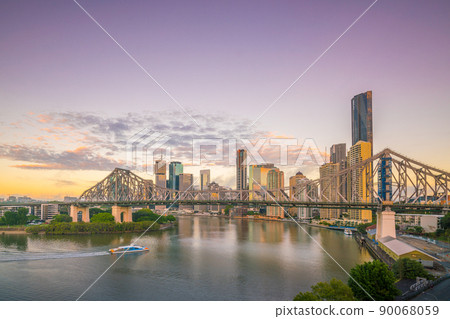 Brisbane city skyline and Brisbane river at twilight 90068059