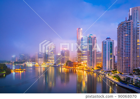 Brisbane city skyline and Brisbane river at twilight 90068070