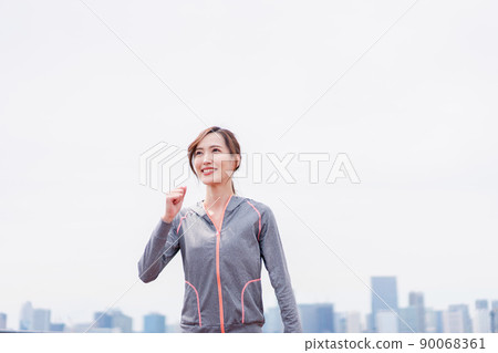 A young woman training 90068361