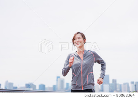 A young woman training 90068364