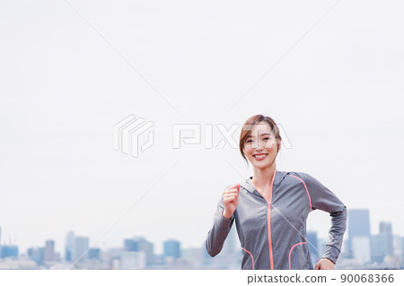 A young woman training 90068366