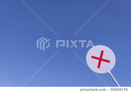 Cross-marked plate and blue sky 90068376