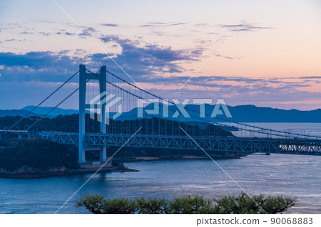 （岡山縣）瀨戶內海、瀨戶大橋夜景 90068883