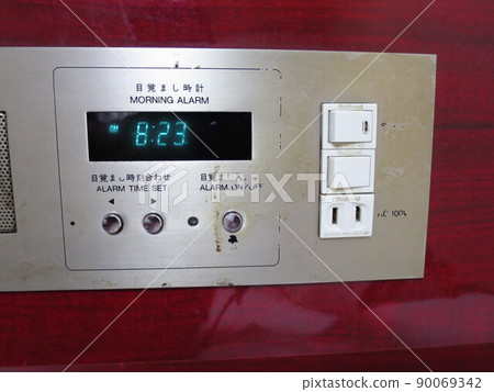 嵌入商務酒店床上的鬧鐘以及房間內的電氣開關和插座 90069342