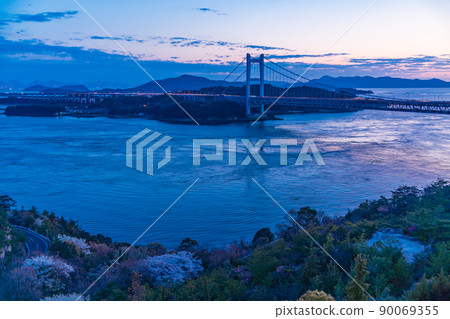 (Okayama Prefecture) Seto Inland Sea / Seto Ohashi evening view from the Washuyama Observatory 90069355