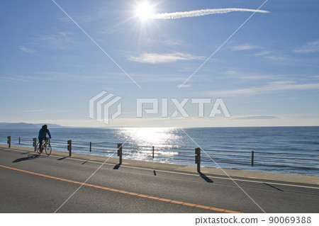 [Kamakura City] Coastal scenery of Nanarigahama 90069388