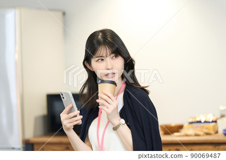 休息和放鬆的女商人 90069487