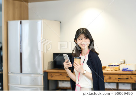 休息和放鬆的女商人 90069490