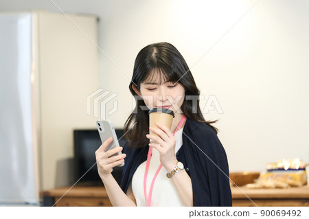 休息和放鬆的女商人 90069492