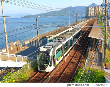 廣島電鐵和沿海岸行駛的有軌電車 廣島電鐵和沿海岸行駛的有軌電車 90069813