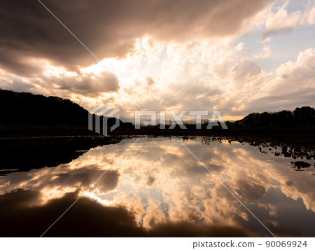 Dynamic evening view: A view of Tama, Tokyo, like the Uyuni salt lake Dynamic evening view: A view of Tama, Tokyo, like the Uyuni salt lake 90069924