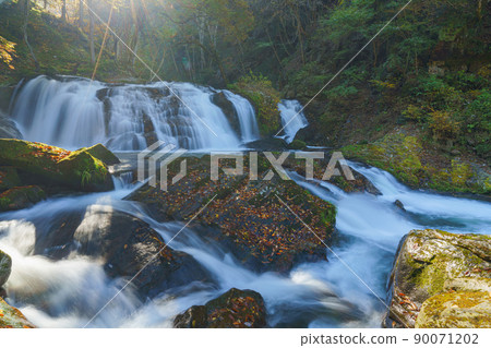 Eryuta瀑布的秋葉 Eryuta瀑布的秋葉 90071202
