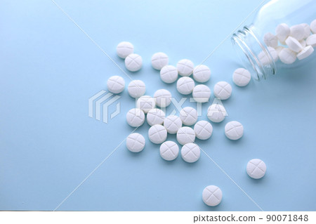 Granular medicine from the medicine bottle 15 90071848