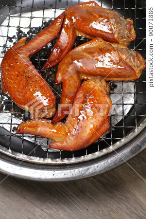 Homemade smoked chicken made in a clay pot 90071886