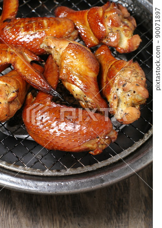 用陶罐做的自製熏雞 用陶罐做的自製熏雞 90071897